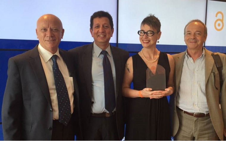 Bianca Amaro, del Ibict, recibió premio por su contribución al Acceso Abierto en el mundo